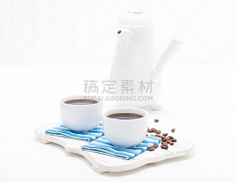 咖啡杯,两个物体,烤咖啡豆,留白,褐色,水平画幅,无人,蓝色,饮料,陶瓷制品