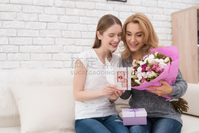 母亲,女儿,礼物,青少年,贺卡,水平画幅,父母,单身母亲,独生子女家庭,白人