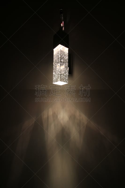 灯,悬挂的,舞台灯光,水晶吊灯,混凝土墙,垂直画幅,留白,夜晚,天花板,光亮