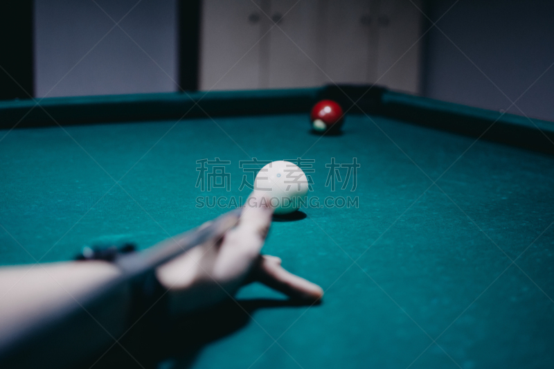 进行中,青年男人,球袋,球,青少年,桌球台,水平画幅,台球,男性,仅成年人