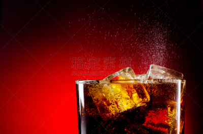 可乐,玻璃杯,红色背景,冰块,杯,水平画幅,无人,鸡尾酒,含酒精饮料,果汁