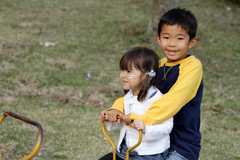 日本人,男孩,女孩,跷跷板,数字8,姐妹,老年人,兄弟,3岁到4岁,天空