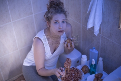 女孩,浴室,青少年,水平画幅,进食障碍,绝望,情绪压力,心理健康,青年人,暴饮暴食