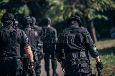 成年的,仅成年人,警官,人,男人,仅男人,三个人,户外,职权