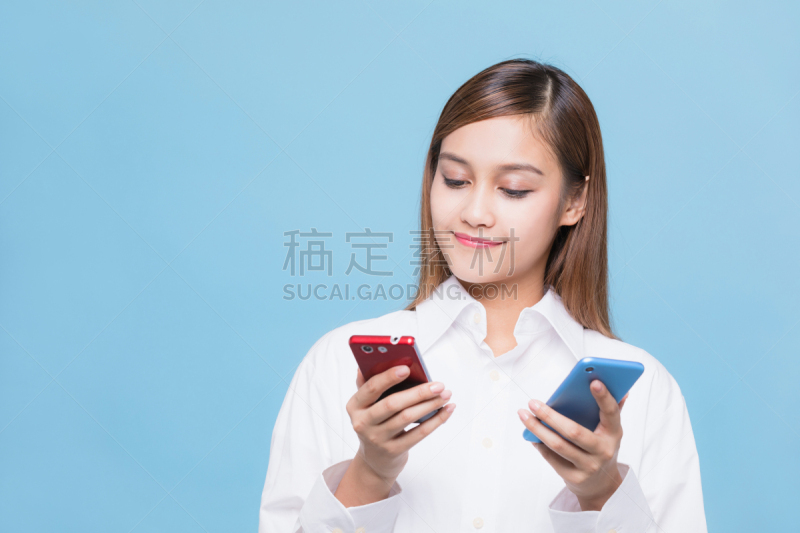 青年女人,电话机,拿着,两个人,智慧,新的,在线消息,顾客,sim卡,仅成年人