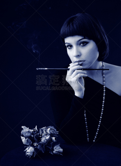 肖像,垂直画幅,美,美人,古典式,白人,烟嘴,仅成年人,香烟,青年人