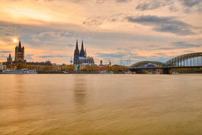 Köln, Ausblick vom Rheinboulevard über den Rhein auf die Kölner Altstadt mit seinen  berühmten Wahrzeichen.