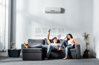 空调,异性恋,女朋友,男性美,操作开关,面对面,舒服,沙发,女人,青年女人