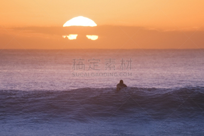黎明,水,天空,水平画幅,湿,户外,男性,海浪,运动,海滩
