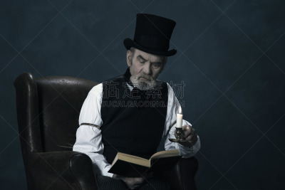 椅子,ebenezer scrooge,书,烛光,男人,络腮胡子,水平画幅,墙,古典式