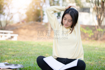 女人,亚洲,书,公园,草,努力,修改系列,坐,读书,伸展