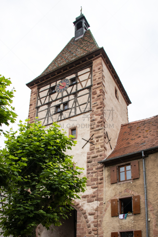 Prise de vue d'une tour-porte, la Porte Haute ou Obertor, érigée au XIVème siècle, la seule à subsister des trois portes que comptait autrefois le bourg, au zoom 18/135, 200 iso, f 10, 1/160 seconde