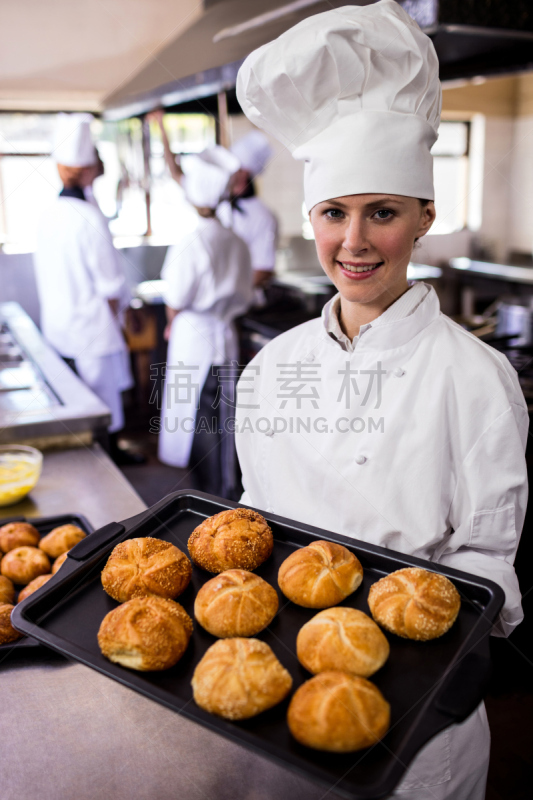 拿着,厨房,折角小面包,女性,烤盘,专业人员,学员,饮食产业,肖像,25岁到29岁