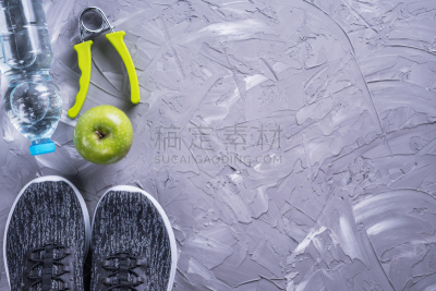 在上面,运动,看风景,概念,生活方式,灰色背景,平铺,健身设备,健身垫