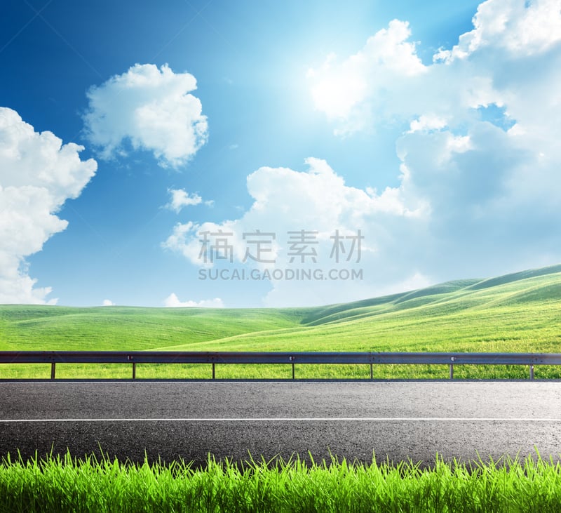 草,路,春天,公路,汽车赛道,天空,水平画幅,山,无人,夏天