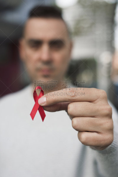艾滋病,男人,艾滋病警示丝带,垂直画幅,机敏,世界艾滋病日,符号,户外,白人