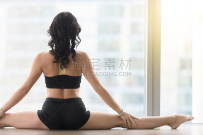 青年女人,瑜伽,窗户,背面视角,室内地面,八角式,劈腿,舞王式,舞蹈教室,瑜伽馆