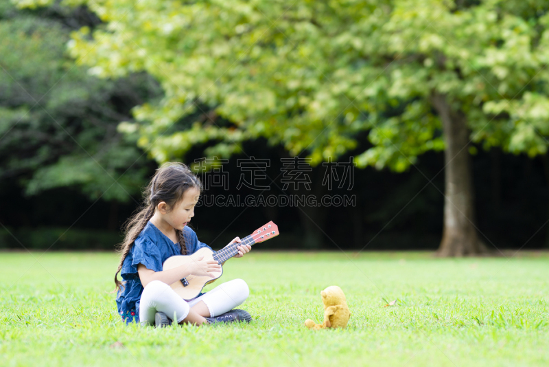 吉他,女孩,泰迪熊,进行中,草坪,仅一个女孩,玩具,公园,仅儿童,儿童