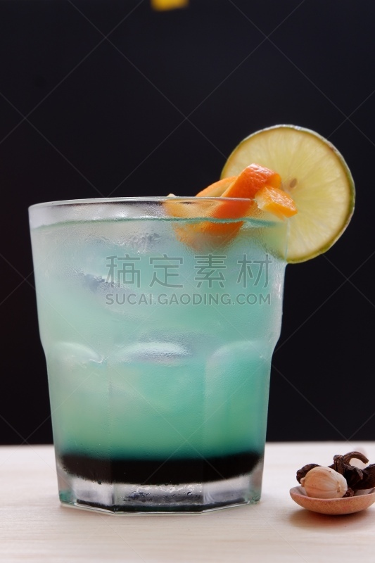 鸡尾酒,青柠汁,伏特加,饮料,含酒精饮料,清新,大都会鸡尾酒,垂直画幅,饮食,玻璃杯