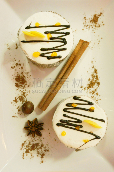 蛋糕,垂直画幅,褐色,奶酪,生日,甜点心,白色,可可树的果实,马士卡彭乳酪,米色