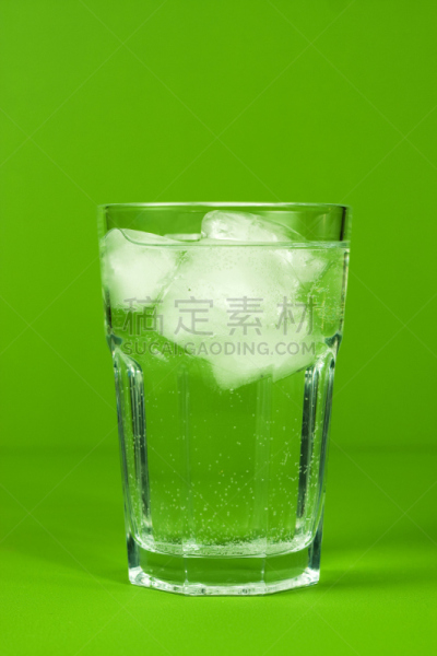 玻璃杯,饮用水,垂直画幅,寒冷,绿色,无人,苏打水,饮料,液体,冰块