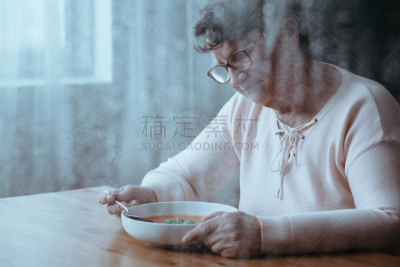 女人,汤,留白,头痛,水平画幅,进食障碍,古老的,仅成年人,眼镜,能力缺陷者