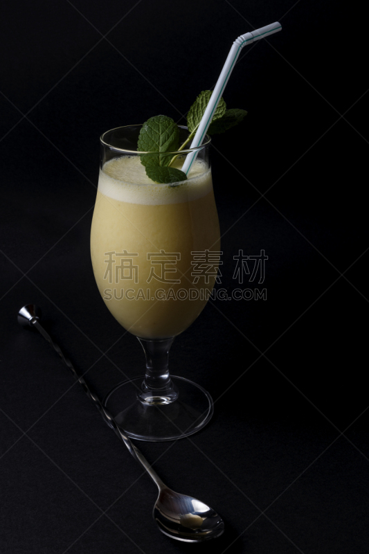 鸡尾酒,黑色背景,风梨园,甘草糖,朗姆酒,垂直画幅,无人,椰子,含酒精饮料,果汁