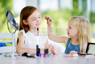 彩妆,家庭生活,姐妹,乐趣,可爱的,两个人,夏天,白昼,日光,化妆