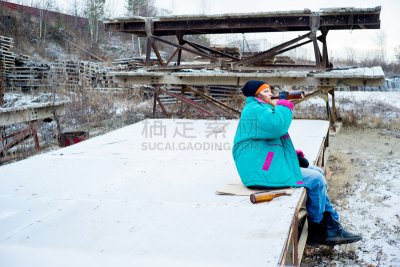 女人,流浪汉,悲痛,水平画幅,含酒精饮料,户外,白人,仅成年人,俄罗斯