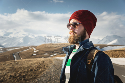 小胡子,青年男人,衣服,太阳镜,络腮胡子,潮人,注视镜头,山,背景聚焦,旅行者