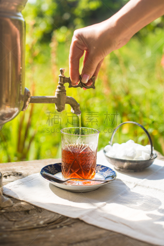 红茶,雕花玻璃杯,俄式茶壶,方糖,水晶玻璃器皿,绿色背景,垂直画幅,水,茶碟,热饮