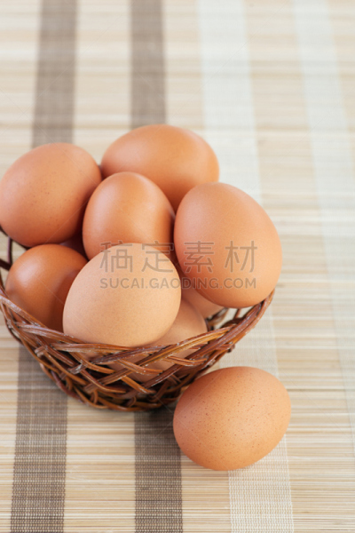 鸡蛋,篮子,鸡肉,餐具,垂直画幅,褐色,半熟的鸡蛋,煮鸡蛋,成分,食品