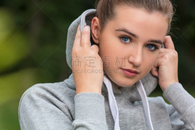 青少年,户外,灰色,青年女人,悲哀,沮丧,风帽,蓝色眼睛,女性,女孩