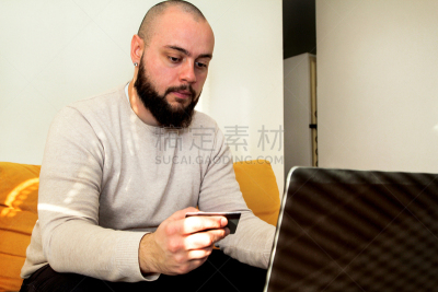 信用卡,男人,帐单,使用手提电脑,贺卡,电子邮件,电子商务,男商人,沙发,在家购物