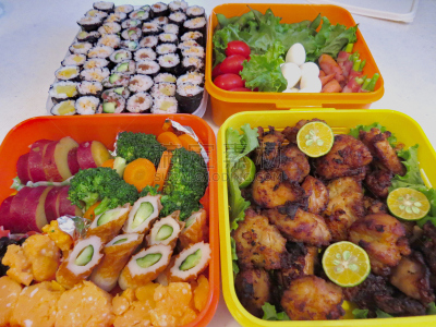 便当盒,三个物体,盒子,鱼糕,西红柿,熏猪肉,寿司卷,学校,柠檬,甘薯