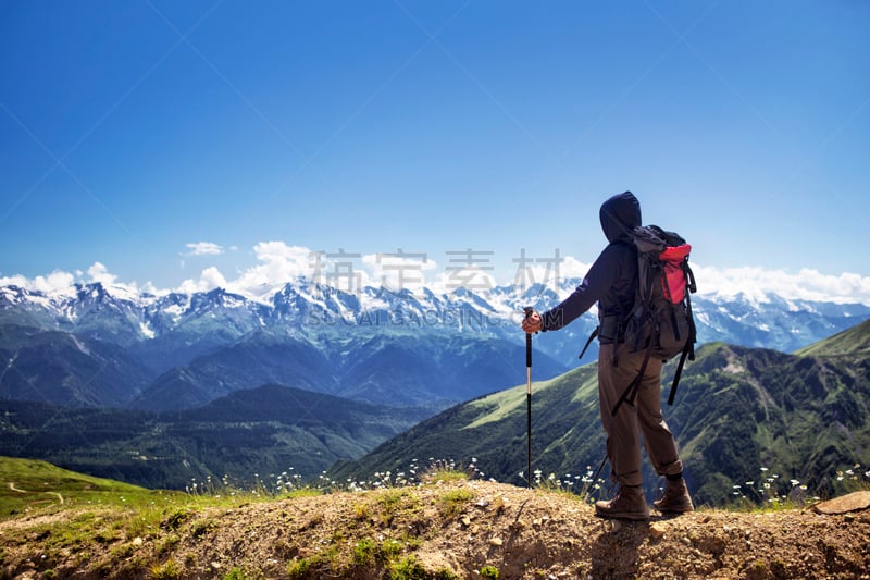 山,徒步旅行,登山杖,天空,休闲活动,夏天,湖,仅男人,不看镜头,仅成年人