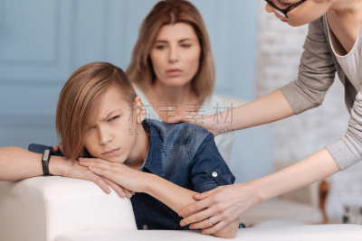 母亲,不高兴的,青少年,代沟,精神疗法躺椅,替代疗法,辅导讲座,心理健康专业人员,心理健康