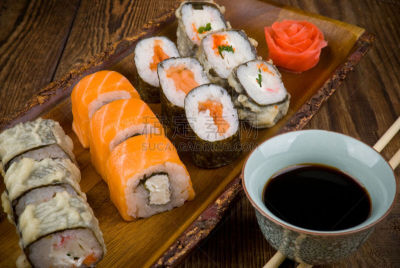 寿司,木制,桌子,水平画幅,开胃品,奶油,膳食,海产,奶酪,晚餐