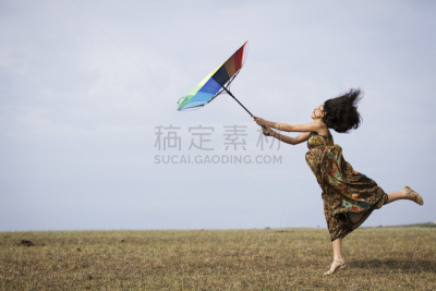 上下颠倒,伞,强风,青少年,暴风雨,水平画幅,侧面像,户外,青年人,田地