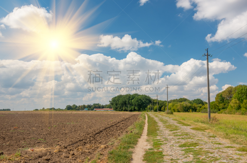 田地,土路,天空,泥土,夏天,草,运动场,西部乡村乐,街道,地平面