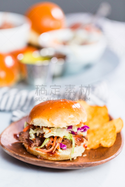 小的,三明治,小圆面包,手撕猪肉,法式奶油蛋糕,烤肉架,蔬菜,清新,中午,华贵
