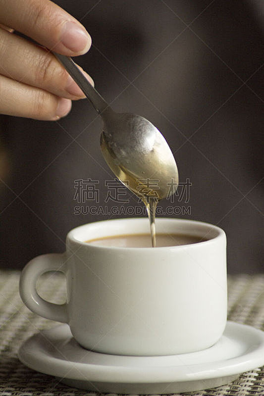 玉米糖浆,手,浓咖啡,汤匙,咖啡杯,垂直画幅,留白,褐色,热饮,饮料