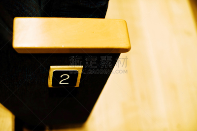 座位,数字2,学校体育馆,夜晚,标签,家具,音乐节,沙发,门厅,摇滚乐