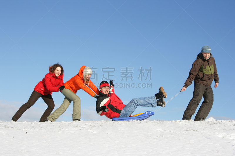 友谊,雪橇,汽车餐馆,天空,留白,少量人群,水平画幅,雪,女朋友,伴侣