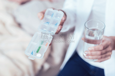 医生,药物康复中心,婴儿潮,心理健康专业人员,休闲活动,水平画幅,衰老过程,传统,古老的,白人
