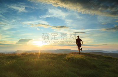 水平画幅,山,早晨,夏天,户外,白人,草,生活平衡,运动员,活力