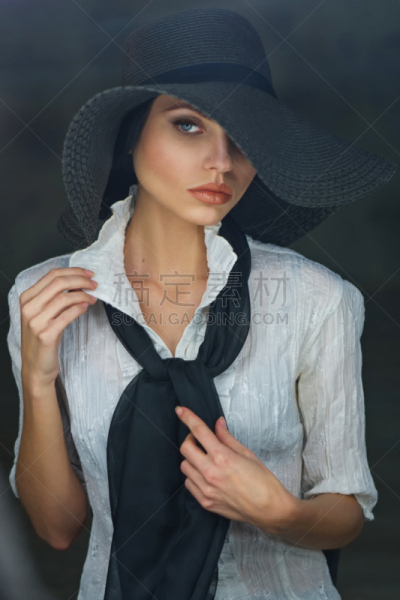 女人,黑帽,宽边软帽,仪式妆,舞台妆,肖像,一个人,嘴唇,仅一个青年女人
