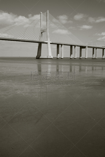 瓦斯科·达·伽马大桥,里斯本,里斯本国家公园,塔霍河,垂直画幅,无人,当地著名景点,著名景点,黑白图片,河流