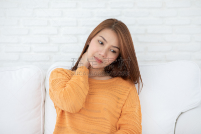 肩,女人,痛苦,人类肌肉,颈,问题,沙发,亚洲,坐