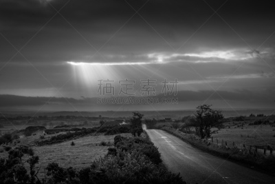 北爱尔兰,阳光光束,黑白图片,乡村路,水平画幅,地形,无人,安特里姆郡,偏远的,户外